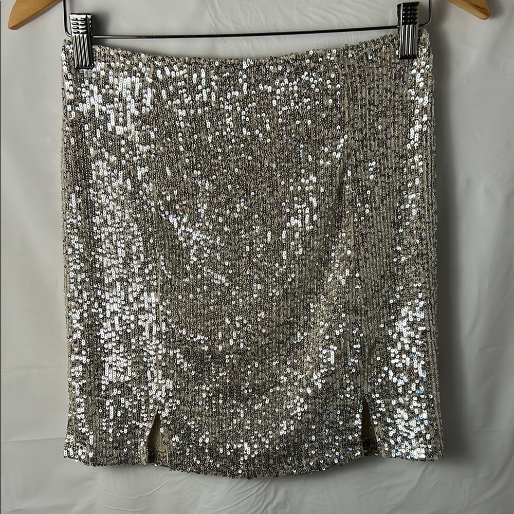 Love on a Hanger Silver shimmering Sequin Mini Skirt size 3 sparkle & shine